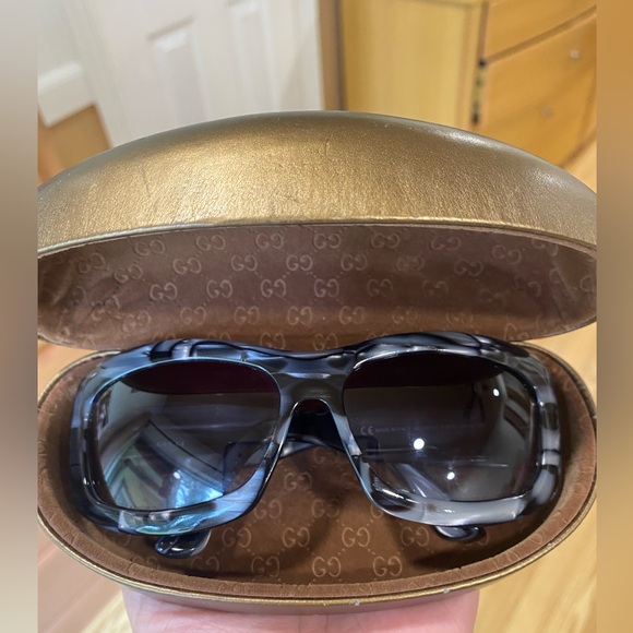 Wavy 🌊GUCCI GG rhinestone Sunglasses with case EUC - Picture 12 of 14